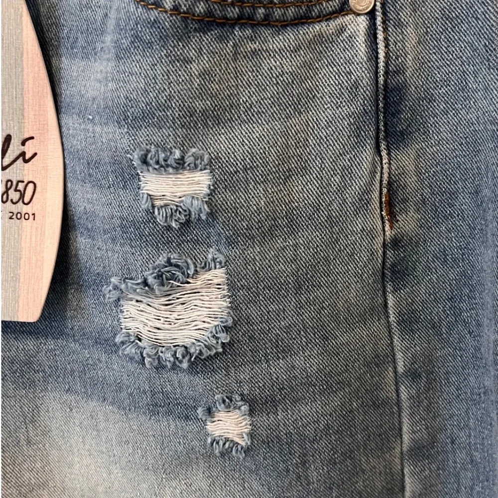 Cali 1850 Womens Distressed Denim Bermuda Shorts Light Wash Size 11/30 NWT